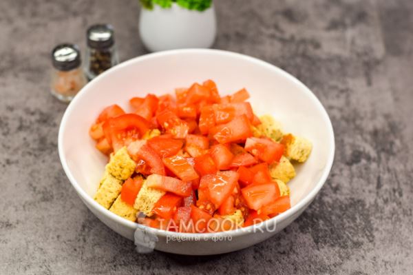 Салат с помидорами, сыром и сухариками