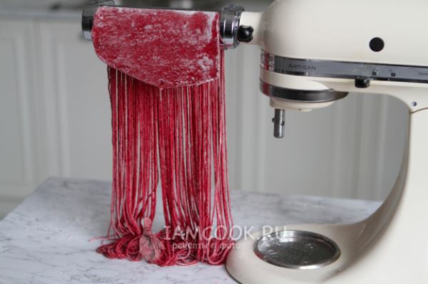 Цветные спагетти (со шпинатом и свекольным соком)