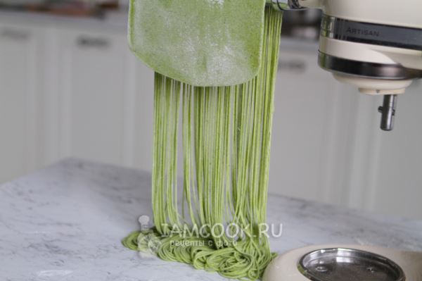 Цветные спагетти (со шпинатом и свекольным соком)